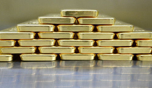 Gold hits record high as US-China trade war intensifies, dollar weakens